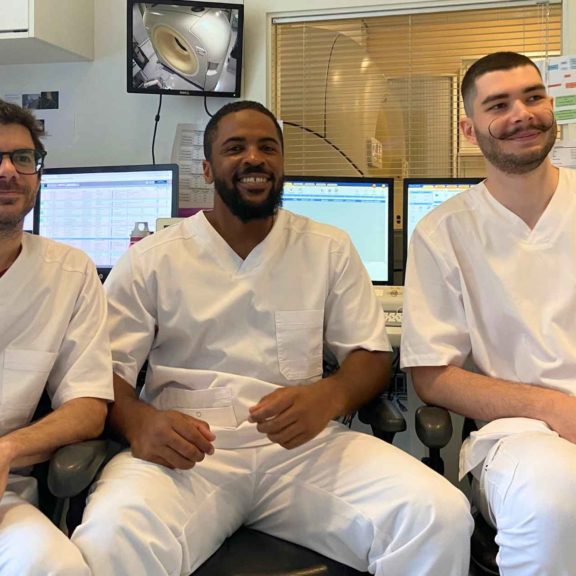 Photos de trois techniciens en imagerie médicale qui portent la moustache pour illustrer l'article sur Movember et les examens d'imagerie qui permettent le dépistage précoce des maladies masculines